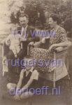 Anna Hermina Rutgers van der Loeff (1910-2007) en Frederik Hubregt Hoevenagel (1902-1988) met zoon en dochter.