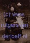 Pieterke Nanninga (1841-1917) en Petronella Offerhaus (1896-1978). Bijschrift: Oma Cleveringa met Nel Offerhaus, Peperstraat Groningen.