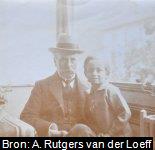 De man op de foto is Bartholomeus Willem Rutgers van der Loeff (1871-1923), het jongetje is onbekend.