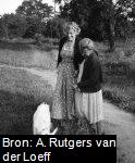 Anna Rutgers van der Loeff (1902-1978) en Margaretha Jacoba Vos (1878-1973). Uit een foto album van Anna Rutgers van der Loeff (1902-1978).