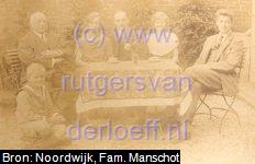 Samenkomst Beukenhorst Scholte-Ubing, ca. 1923. Zittend achter van links naar rechts: Hendrik Beukenhorst (?), Johanna Manschot (1905-1991), Karel Hendrik Scholte Ubing (1897-1933), Onbekend (?) en Hendrik Jan Manschot (1907-1994). <br>Zittend op de voorgrond links: Willem Arnold Manschot (1915-2010).