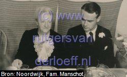 Henriette Charlotta Christina Leupen (1878-1957) en Herbert Johannes Siegfried Elink Schuurman (1910-1979), 22 Augustus 1940, bij het huwelijksdiner van Willem Arnold Manschot (1915-2010) en Wilhelmina Gertrude Leupen (1913-2003).