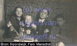 V.l.n.r. Elisabeth Leupen (1909-2009), Wilhelmina Gertrude Leupen (1913-2003), Francis William Henry Twiss (1905-1946) en Felix Ferdinand Leupen (1908-1959). ’s-Gravenhage, ca. 1924.