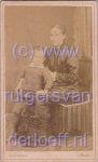 Johanna Diderika Hartevelt (1843-1890) met zoon.