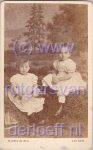 Links Cornelia Ebelina Rutgers van der Loeff (1873-1937), rechts Romelia Rutgers van der Loeff (1872-1917).