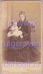 Maria Elisabeth Adriana Fockema (1852-1935) en een van haar kinderen. Foto genomen in April 1877.