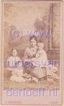 Antonia Etta Hartevelt (1854-1929) met haar kinderen Cornelia Ebelina van der Loeff (1874-1948), Antonia Etta van der Loeff (1875-1948) en Paulus Adrianus van der Loeff (1877-1926).