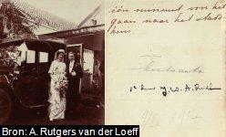Carolina Wilhelmina Deeleman (1894-1964) en Jan Wilhelm Abraham Rutgers van der Loeff (1888-1945). Bijschrift: "Eén minuut voor het gaan naar het stadshuis (in koetsauto)".
