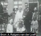 Huwelijksfoto (16 mei 1929) van Johan Diederik Rutgers van der Loeff (1904-1949) en Hanna van Essen (1905-1992)