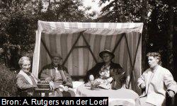 V.l.n.r. Margaretha Jacoba Vos (1878-1973), Anna Maria Elizabeth van der Bilt (1877-1965), Henriette Johanna Wilhelmina Modderman (1905-1983) en Hana Dreum. Uit een foto album van Anna Rutgers van der Loeff (1902-1978).