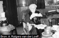 Anna Maria Elizabeth van der Bilt (1877-1965) op Tames (Huizen, NH). Uit een foto album van Anna Rutgers van der Loeff (1902-1978).