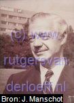 Roelof Manschot (1913-1998), met de bank waar hij directeur van was op de achtergrond. Ca. 1970.