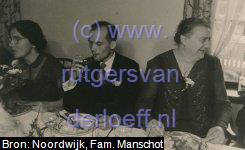 Geertruida van der Linden (1898-1993), Felix Ferdinand Leupen (1908-1959) en Sophia Johanna Hogeweg (1880-1948). 22 Augustus 1940, bij het huwelijksdiner van Willem Arnold Manschot (1915-2010) en Wilhelmina Gertrude Leupen (1913-2003).