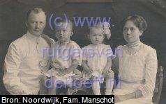 Familieportret, Augustus 1911. V.l.n.r. Dirk Leupen (1882-1964), Felix Ferdinand Leupen (1908-1959), Elisabeth Leupen (1909-2009) en Wilhelmina Gertrude Twiss (1882-1952).