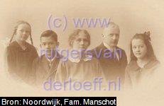 Familieportret, Januari 1925. V.l.n.r. Wilhelmina Gertrude Leupen (1913-2003), Felix Ferdinand Leupen (1908-1959), Wilhelmina Gertrude Twiss (1882-1952), Dirk Leupen (1882-1964) en Elisabeth Leupen (1909-2009).