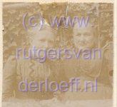 Links onbekend, rechts Gezelina Margaretha van der Loeff (1843-1909).