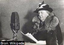 Wilhelmina Helena Pauline Maria van Oranje-Nassau (1880-1962), spreekt tot het volk via Radio Oranje op 28 July 1940.